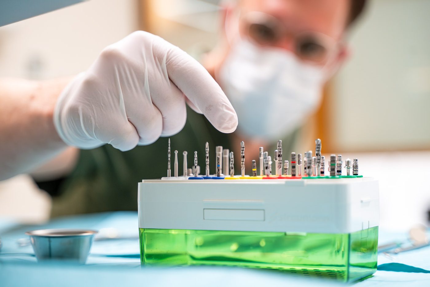 Choosing the components for a dental implant at a dentist in Eindhoven